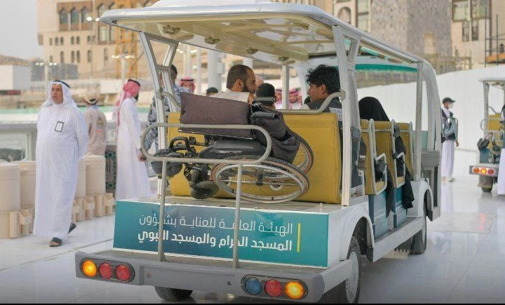 تفعيل خدمة التطويف للمعتمرين باستخدام عربات الغولف حول سطح الحرم المكي
