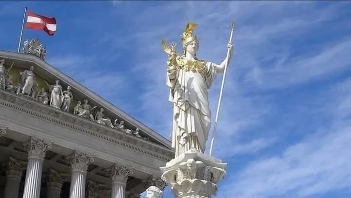 النمسا تعلق لمّ شمل أسر اللاجئين حتى 2026 مع استثناءات للحالات الإنسانية