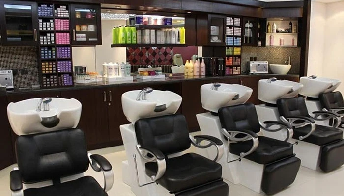 شابة تفتتح أول صالون حلاقـة رجالي في طرطوس وتـكسـر التقـاليد