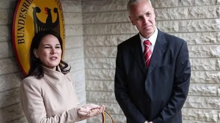 عامر النحاس.. الموظف الذي حافظ على السفارة الألمانية في دمشق لـ 26 عامًا حتى لحظة إعادة افتتاحها