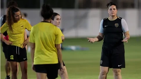 جـدل في السعودية بعد ظهور مدربة "سيدات الاتحاد" بساعة تحـمل علم المثـلـييـن
