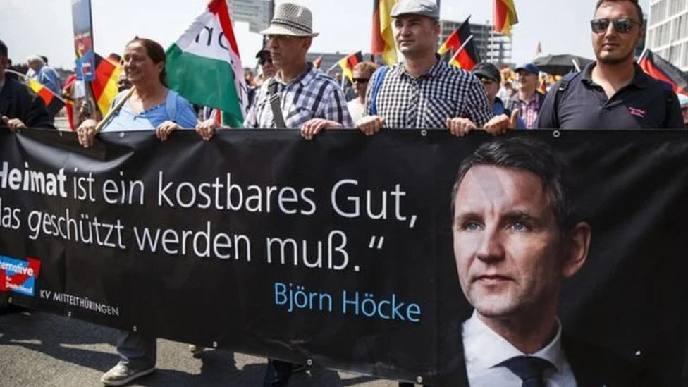 مشروع بطاقة ذكية في ألمانيا: تحويل مساعدات اللاجئين وانعكاسات التيار اليميني