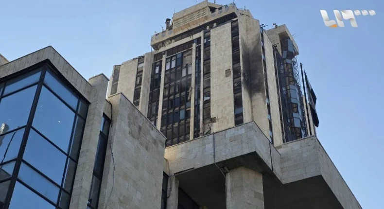 طائرة مسيّرة تستهدف مبنى محافظة حلب خلال مؤتمر صحفي