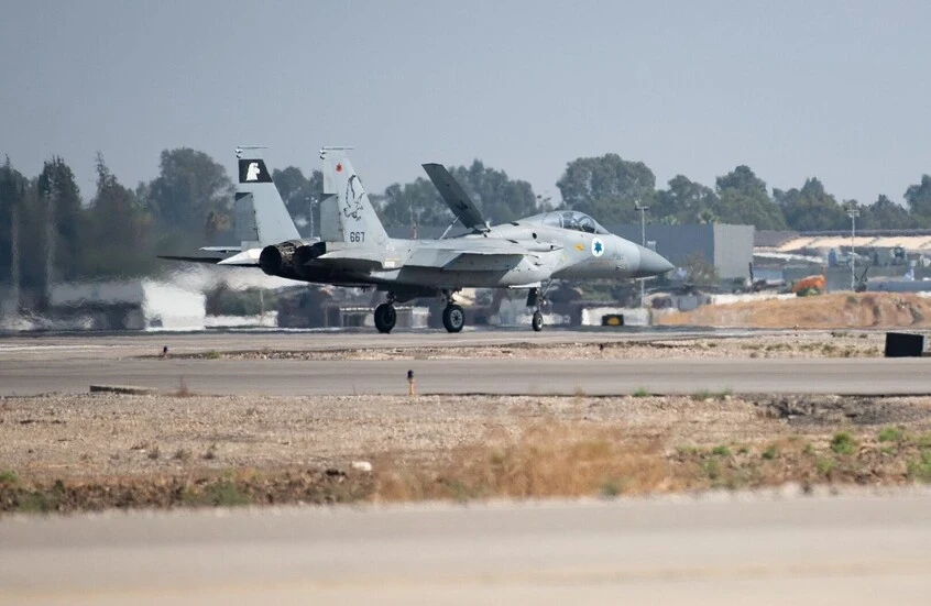 اشتـباكـات وتطـويـق مـزرعة في اللاذقـية وسـط أنـباء عن وجـود ضـبـاط كبار