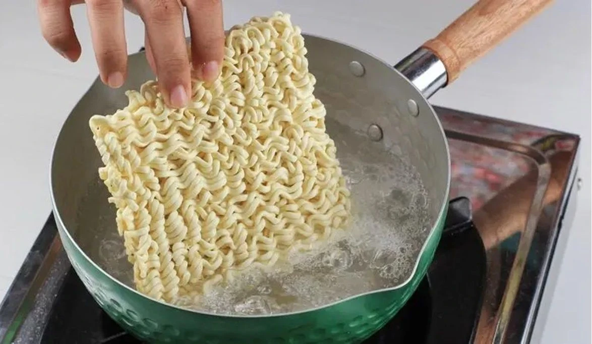 رد فعل الهيئة السعودية للغذاء والدواء على فيديو صادم يظهر وجود حشرات في النودلز