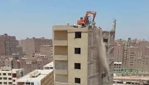 سـخرية واسعة حول وجود جرافة فوق سطح مبنى مكوّن من 11 طابقا