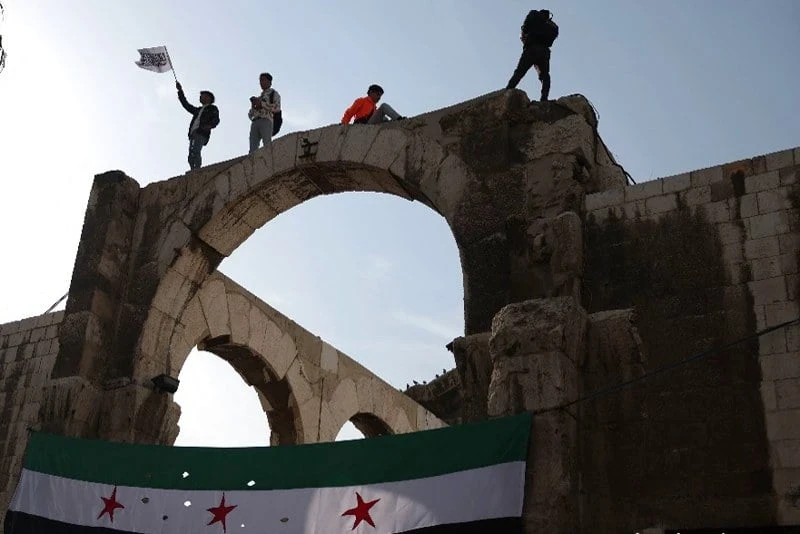 مديـر إعـلامي إيـر.ا.نـي يـدعـو للتـحـالف مع الولايـات المتـحدة ضـد الثـوار السوريين... فيديو