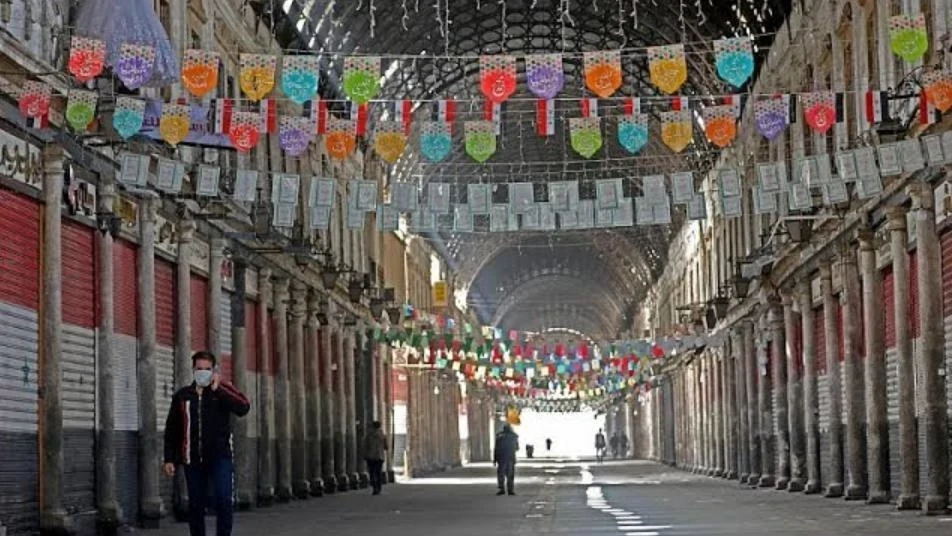 مصدر يكـشف أسباب تحديد ساعات فتح وإغلاق المحلات والفعاليات التجارية