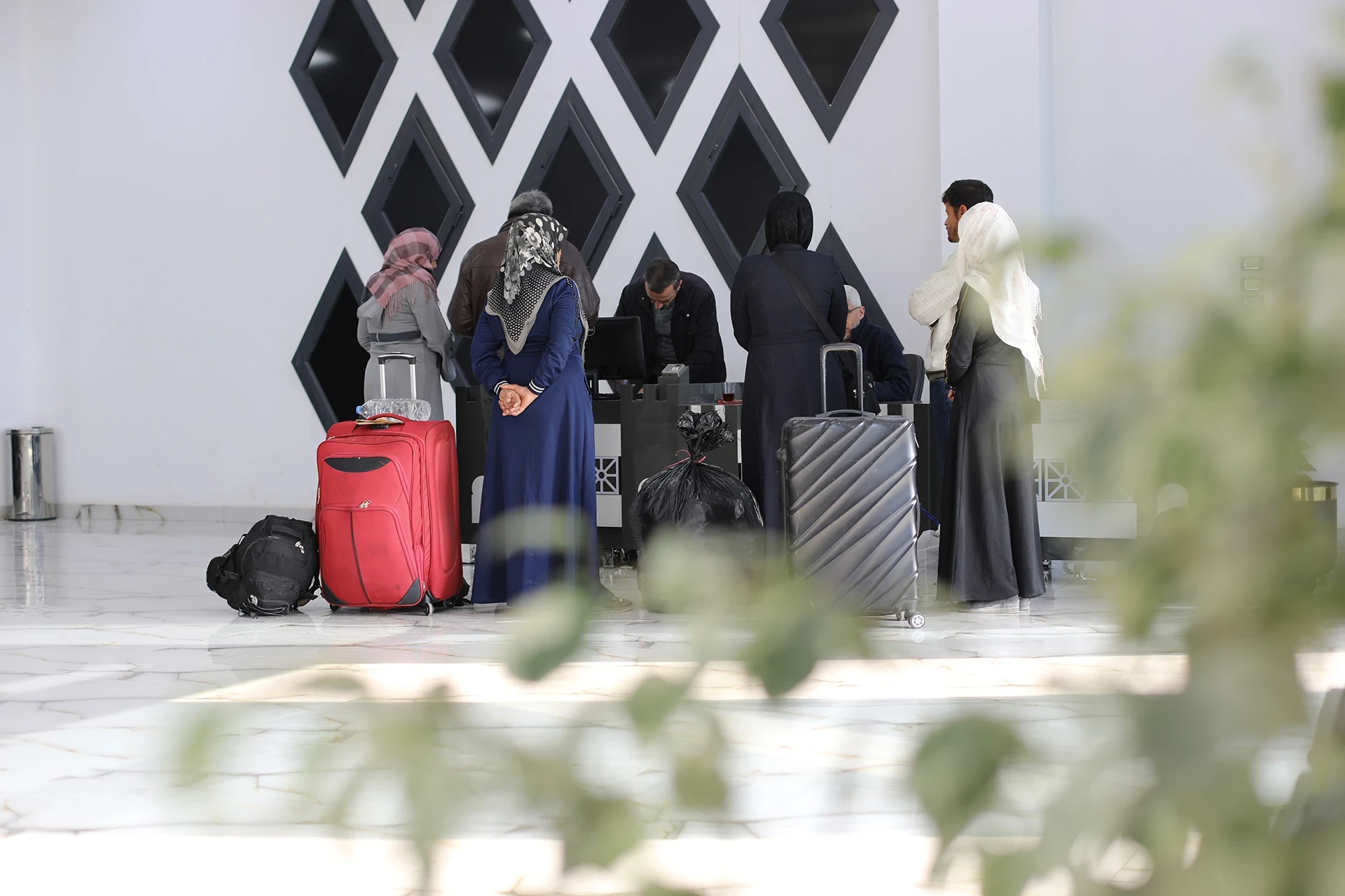 إجراءات تركية تعيق عبور سيدة سورية إلى بلادها رغم حملها جوازًا أجنبيًا