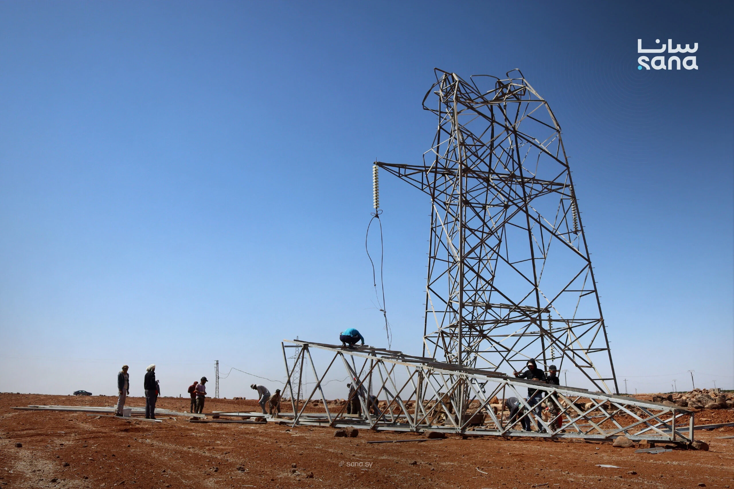 صيانة لخط التوتر العالي بين الرقة والحسكة