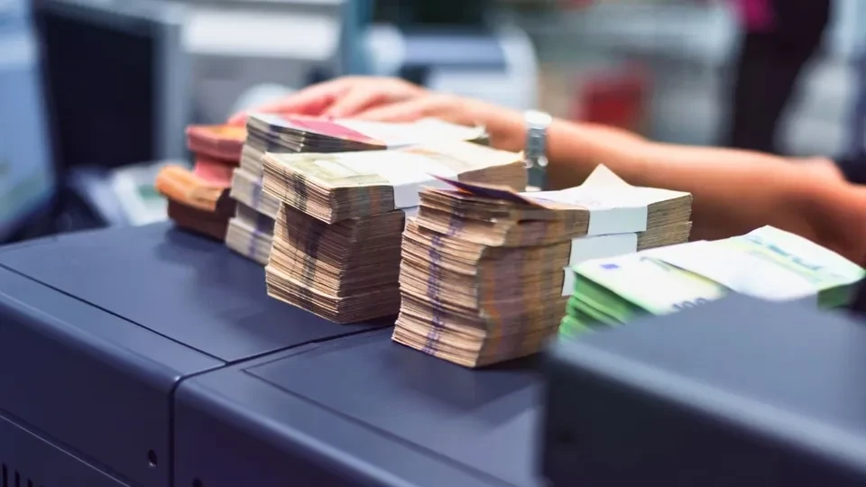 خلل تقني في مصرف يسمح للعملاء بسحب مبالغ نقدية تتجاوز مدخراتهم