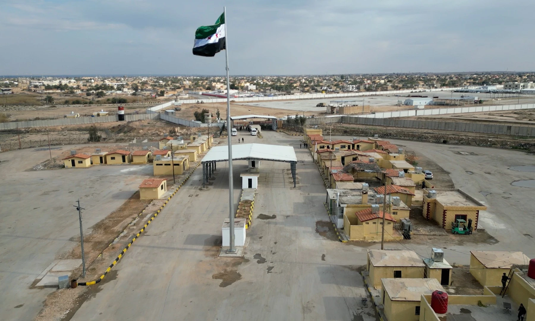 حقيقة إغلاق معبر البوكمال بين سوريا والعراق: “المنافذ” توضح الوضع