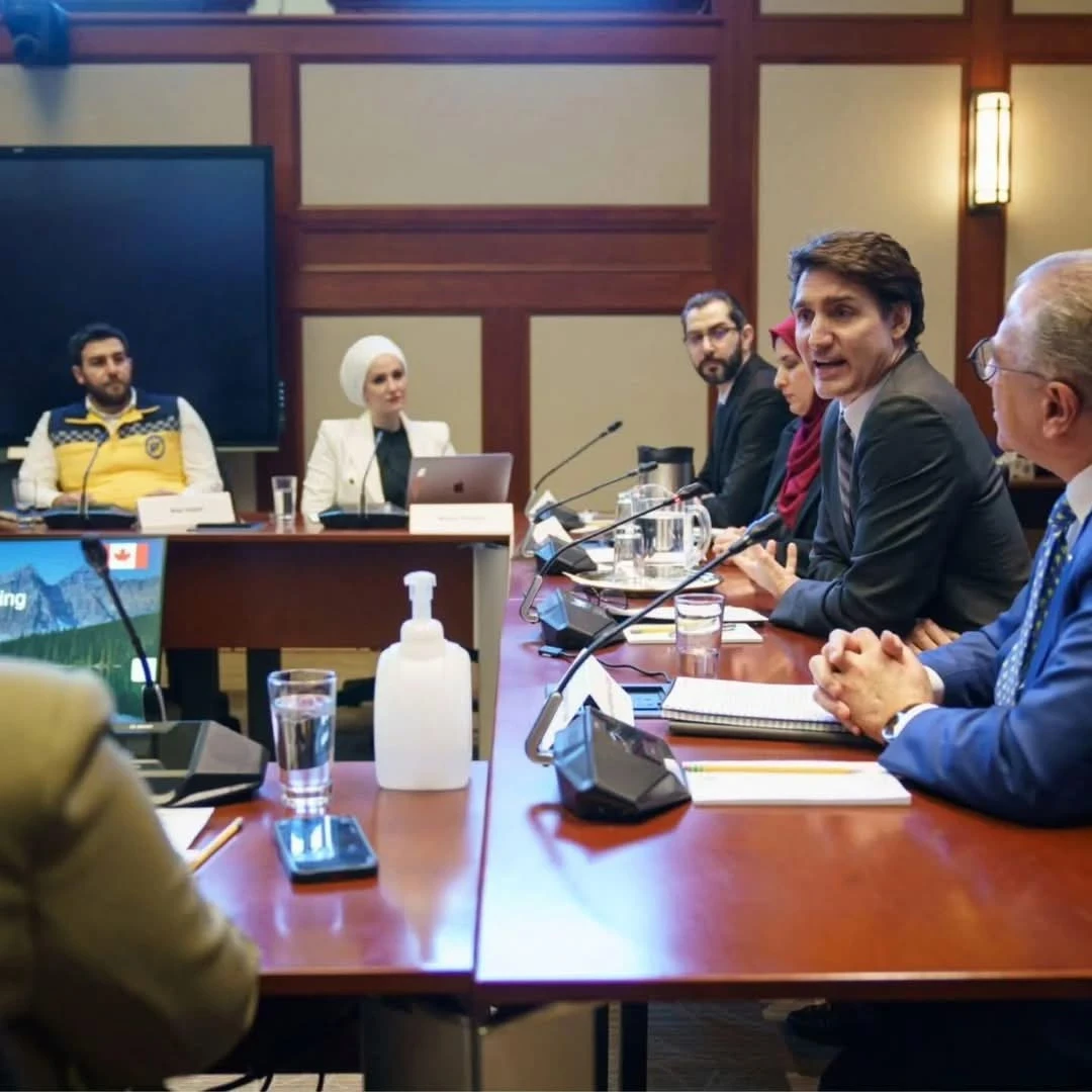 بالصور: الدفاع المدني السوري يجتمع مع رئيس الوزراء الكندي لبحث دعم جهود التعافي في سوريا