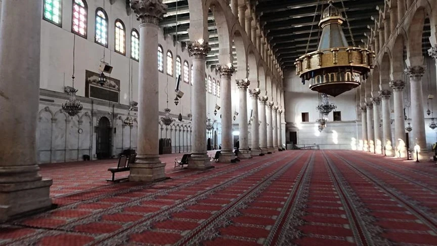 مصادر تكشف الحقيقة الكاملة حول الجهة التي تكفلت بسجاد الجامع الأموي في دمشق