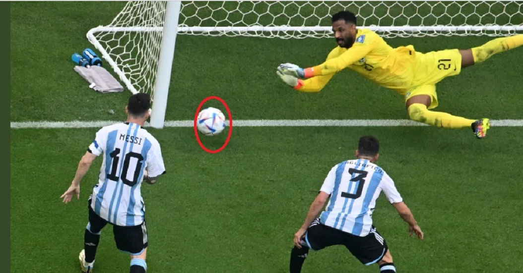 تصد خرافي من الحارس السعودي العويس في مباراة الأرجنتين والسعودية (فيديو)