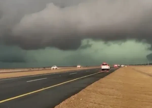 ظاهـرة جـويـة خـارقـة وشـديدة: ظهور السحابة الخضراء في سماء الإمارات