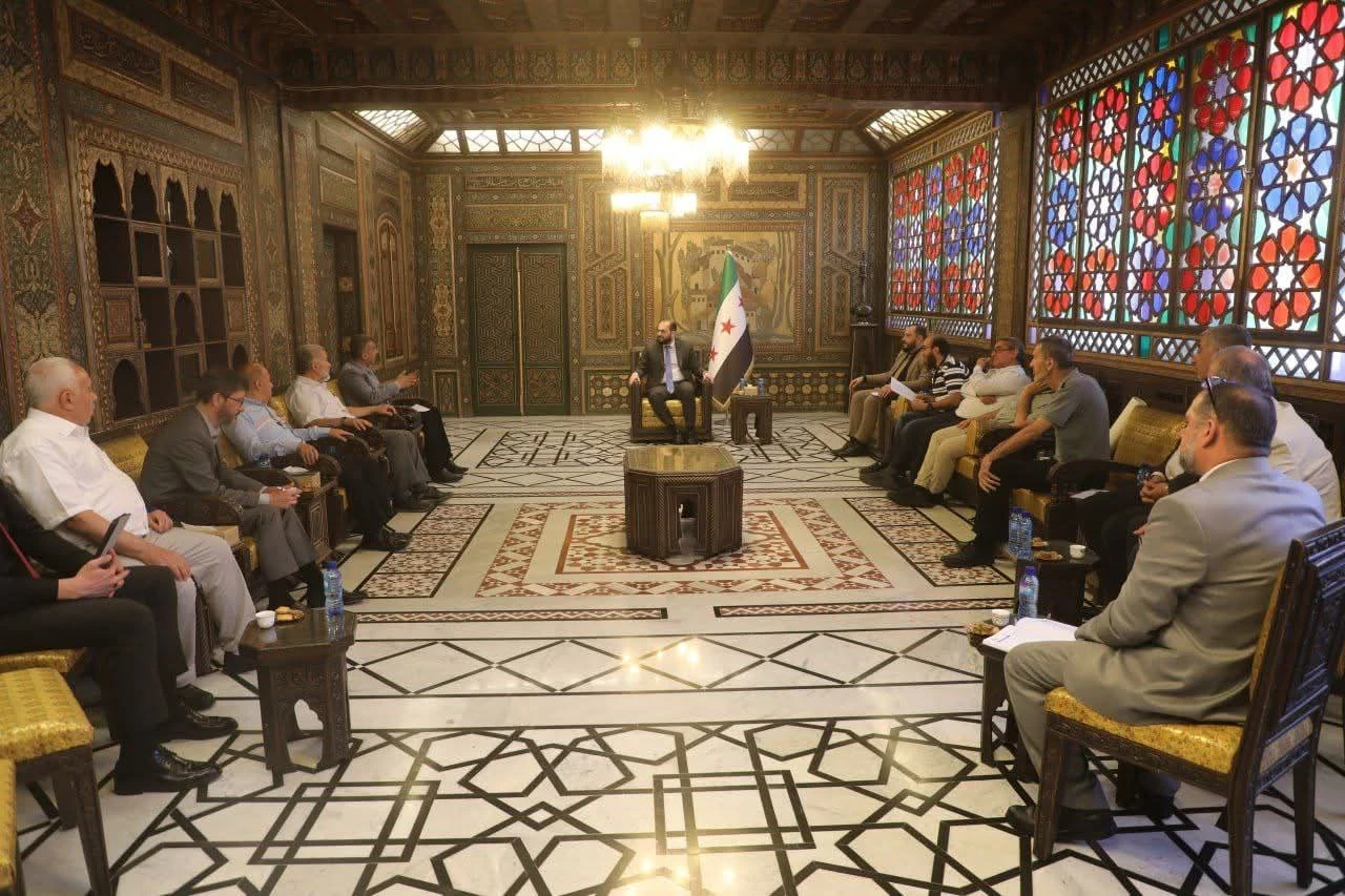 محافظ دمشق يبحث تحديات "ماروتا" و"باسيليا" مع أهالي المزة