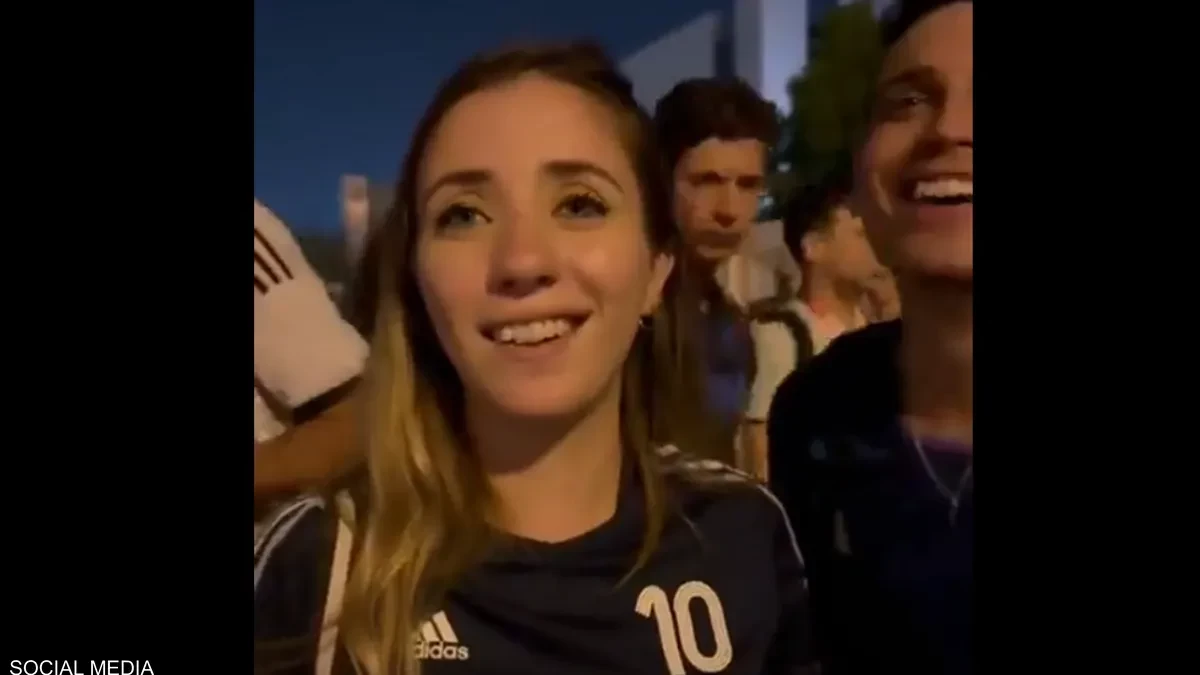 سعوديون يبحثون عن مشجعة أرجنتينية استخفت بالمنتخب السعودي وسخرت منه (فيديو)