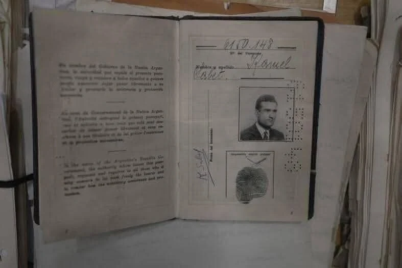 الموساد يكشف عن أرشيف سري للجاسوس إيلي كوهين نُقل من سوريا ويضم وثائق ومقتنيات شخصية