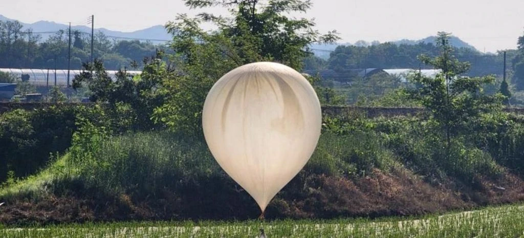 كوريا الشمالية تشـعل التـوتـرات مع جارتها الجنوبية بإسـقاط بالونات من القـاذورات والقمـامة