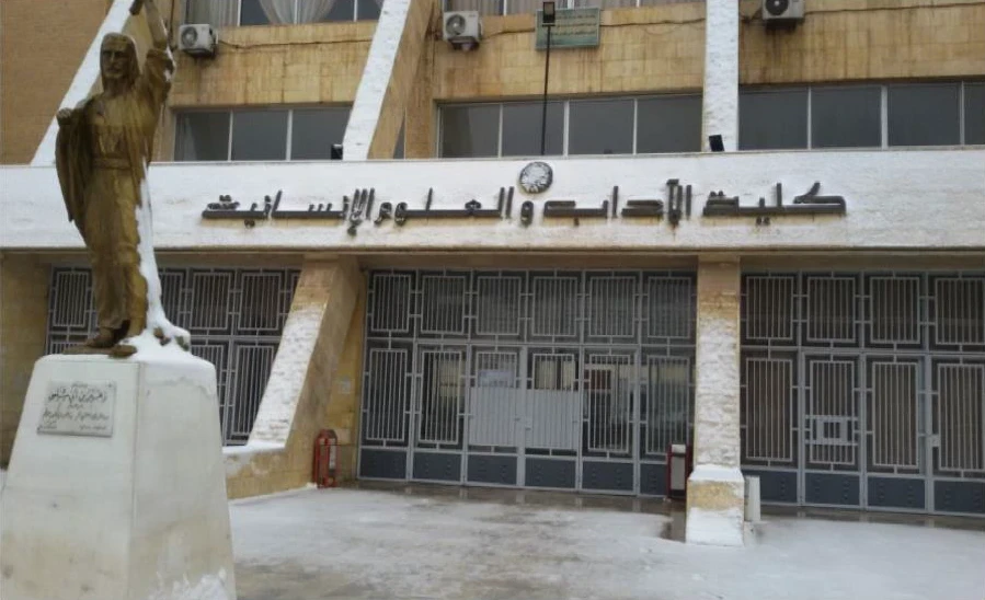 محاولة اغـ.ـتيال عميد كلية الآداب بقنـ.ـا.بل يدوية!