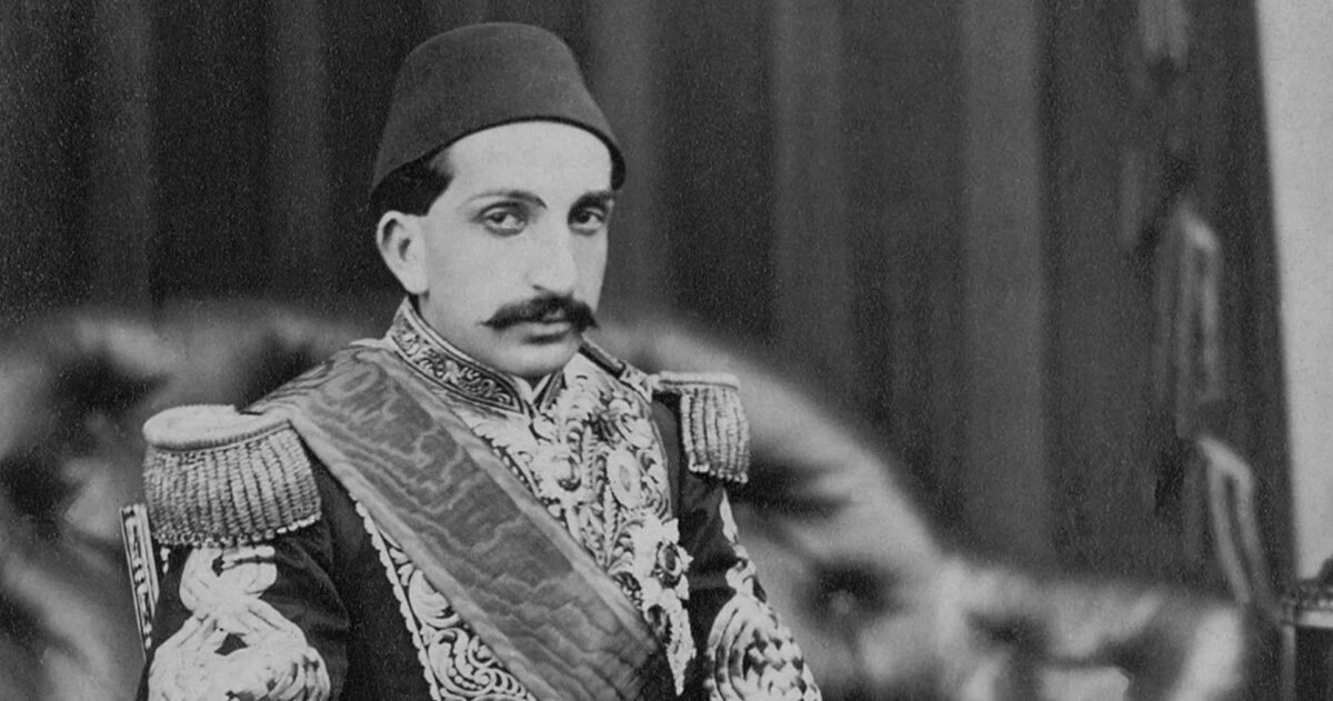 محكمة تركية تعترف بـ71 وريثًا للسلطان عبد الحميد الثاني وتجمّد التصرف بممتلكاته التاريخية