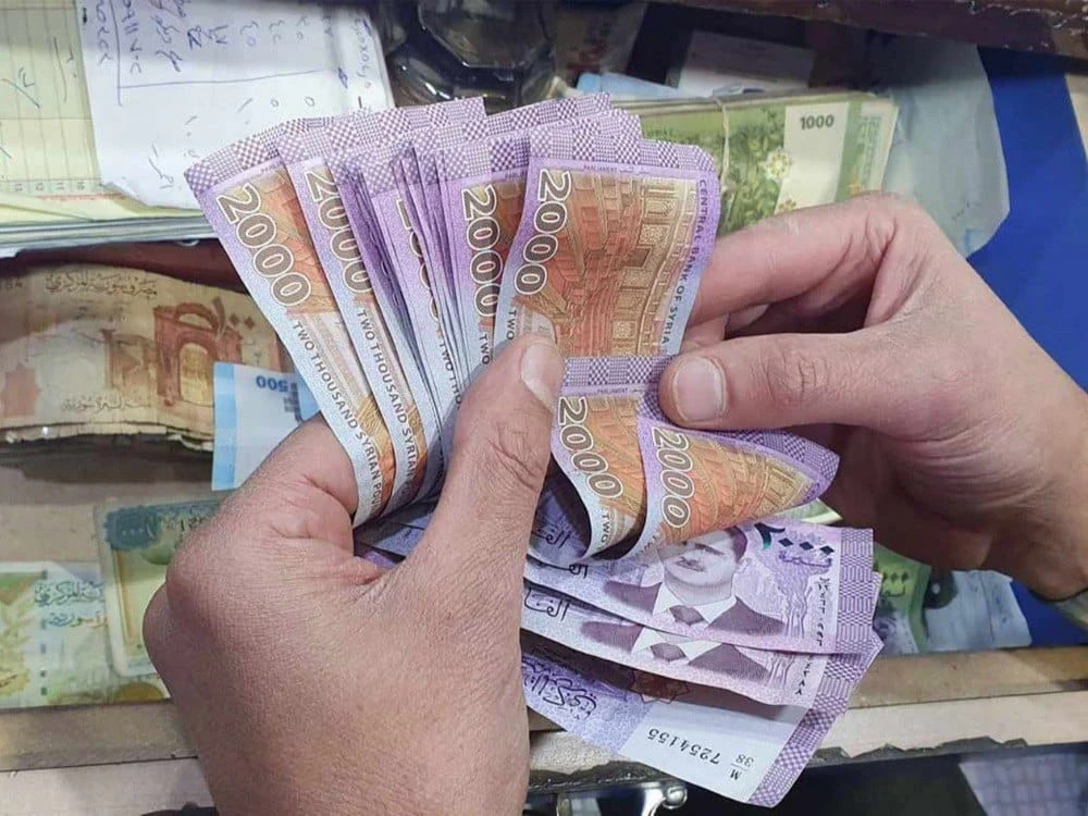 سعر صرف الليرة السورية عند افتتاح يوم الخميس