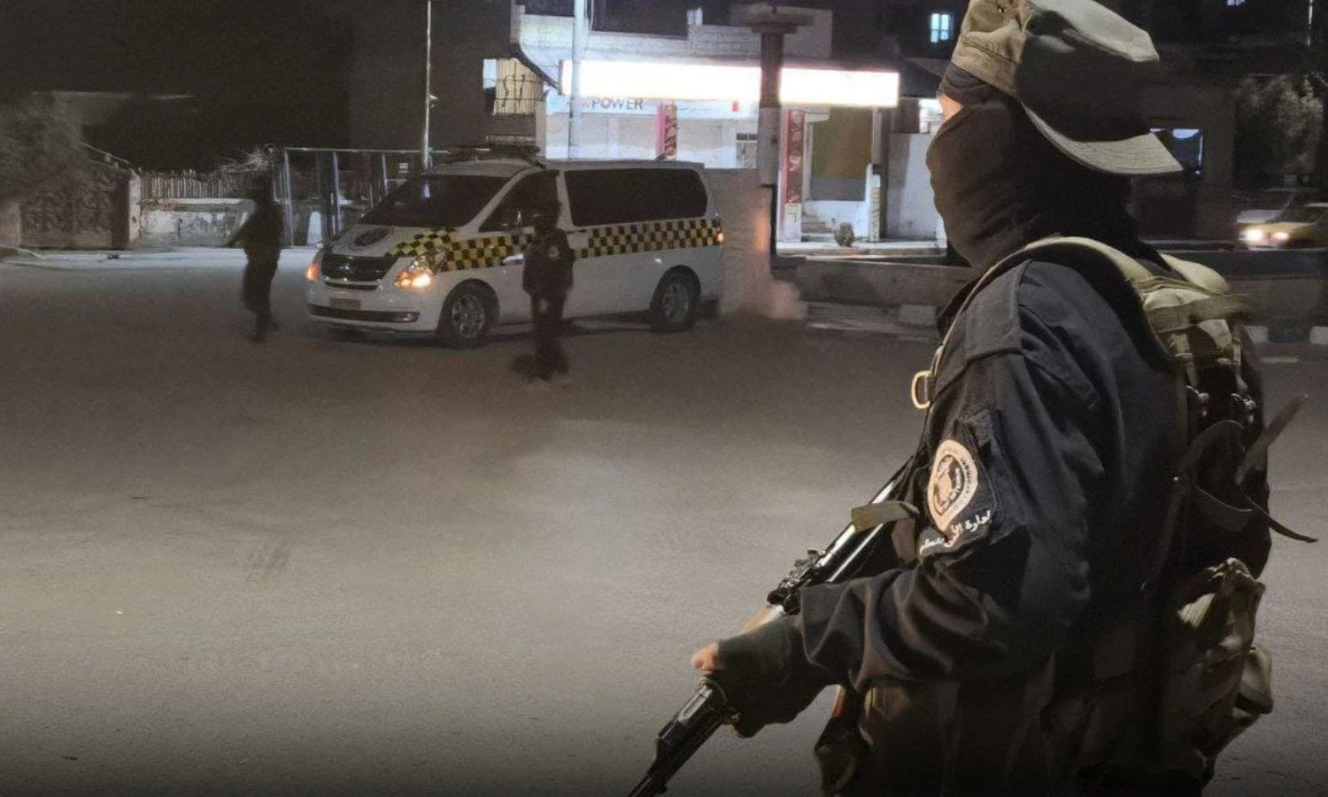 اعتقال شخصية بارزة في البوكمال وضبط مستودع أسلحة وذخائر قرب الحدود السورية العراقية