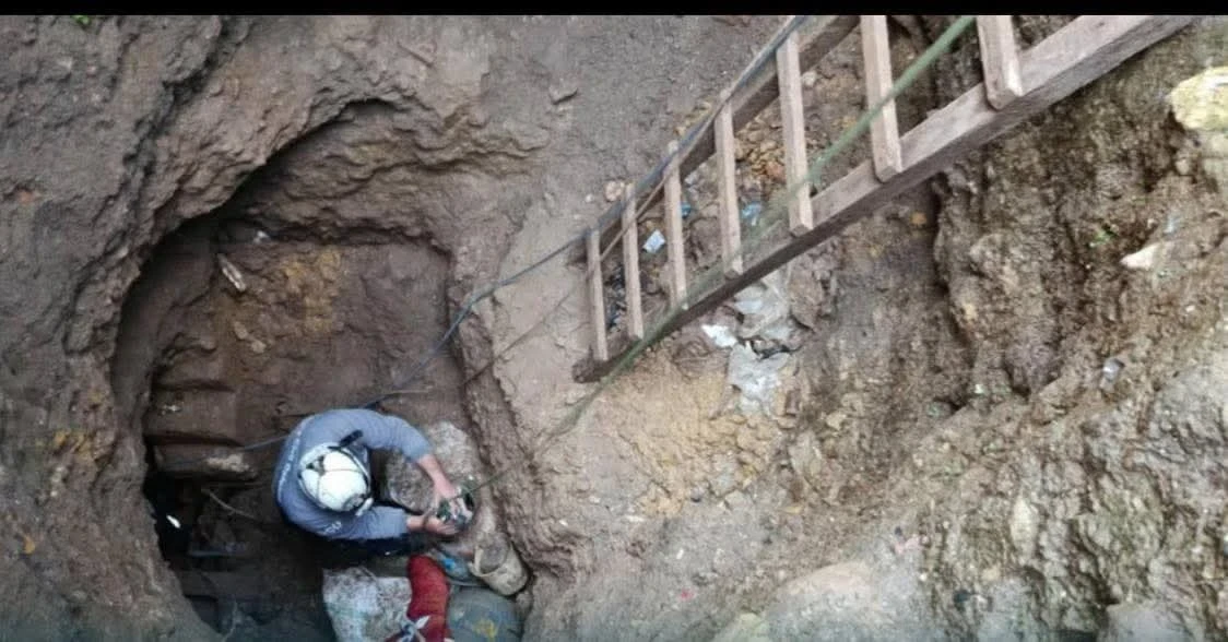 الدفاع المدني: بلاغ عن عالقين داخل حفرة عميقة في مدينة جبلة