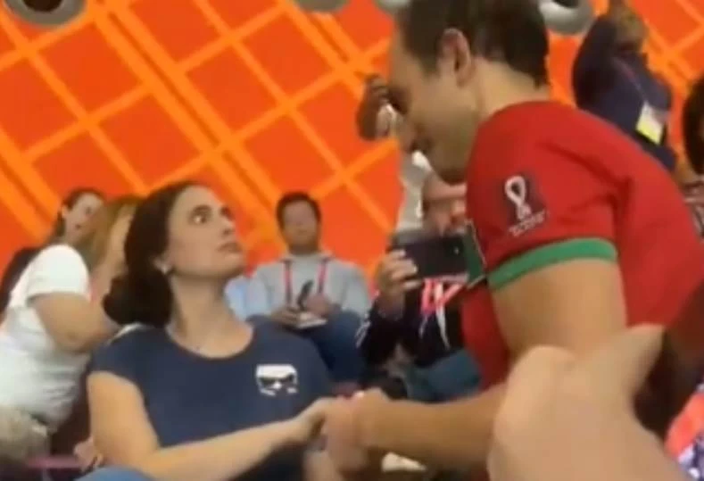 بالفيديو.. شاب عربي يتقدم لخطبة صديقته خلال مباراة المغرب وكرواتيا.. والجماهير تشاركهم بالزغاريد