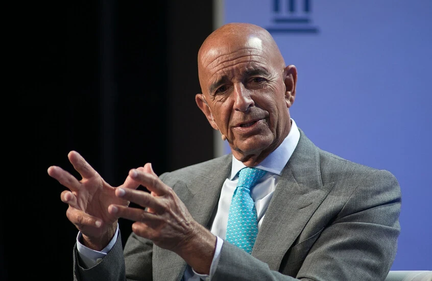 المبعوث الأمريكي توم باراك يدعو لرفع العقوبات وإعادة إعمار سوريا