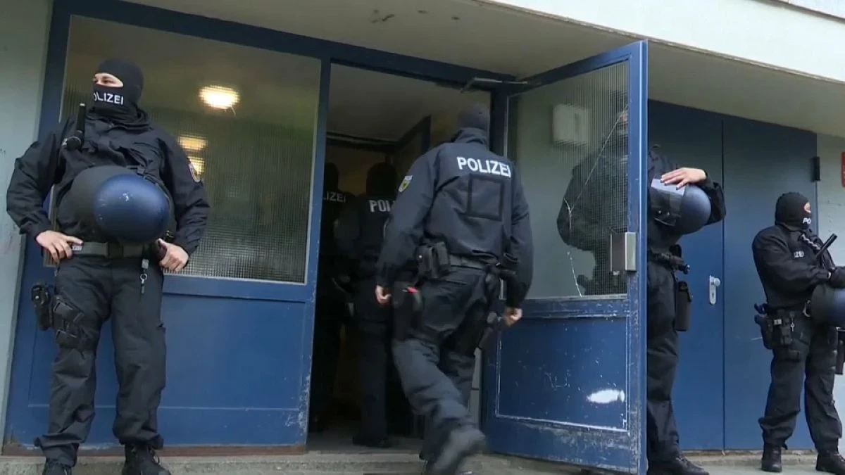 اعتقال سيدتين سوريتين في ألمانيا بتهمة حيازة بطاقات هوية فرنسية مزورة