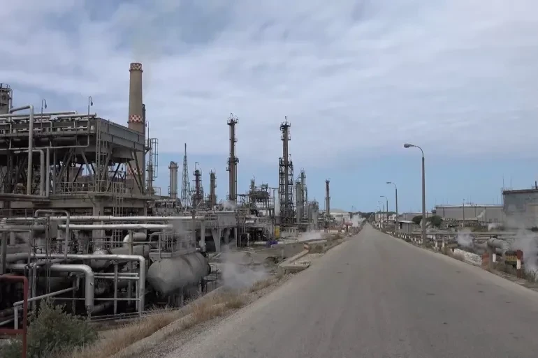 بدء أول عملية تصدير لمادة النفتة من مصب بانياس بعد توقف طويل