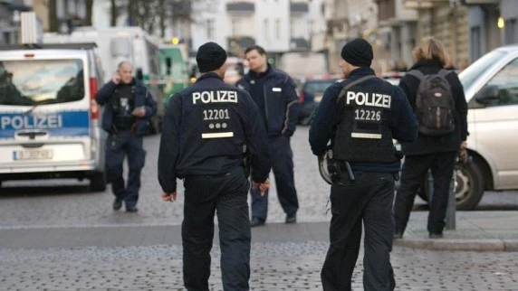 لاجئ سوري يواجه اعتداءات حدودية: رحلة قانونية نحو العدالة في ألمانيا