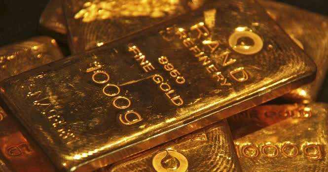 تراجـع ملـحوظ في أسعار الذهب بفعل التـوتـرات الجيوسياسية وترقـب قر.ارات الفـ.ـيدرالي الأمـريكي