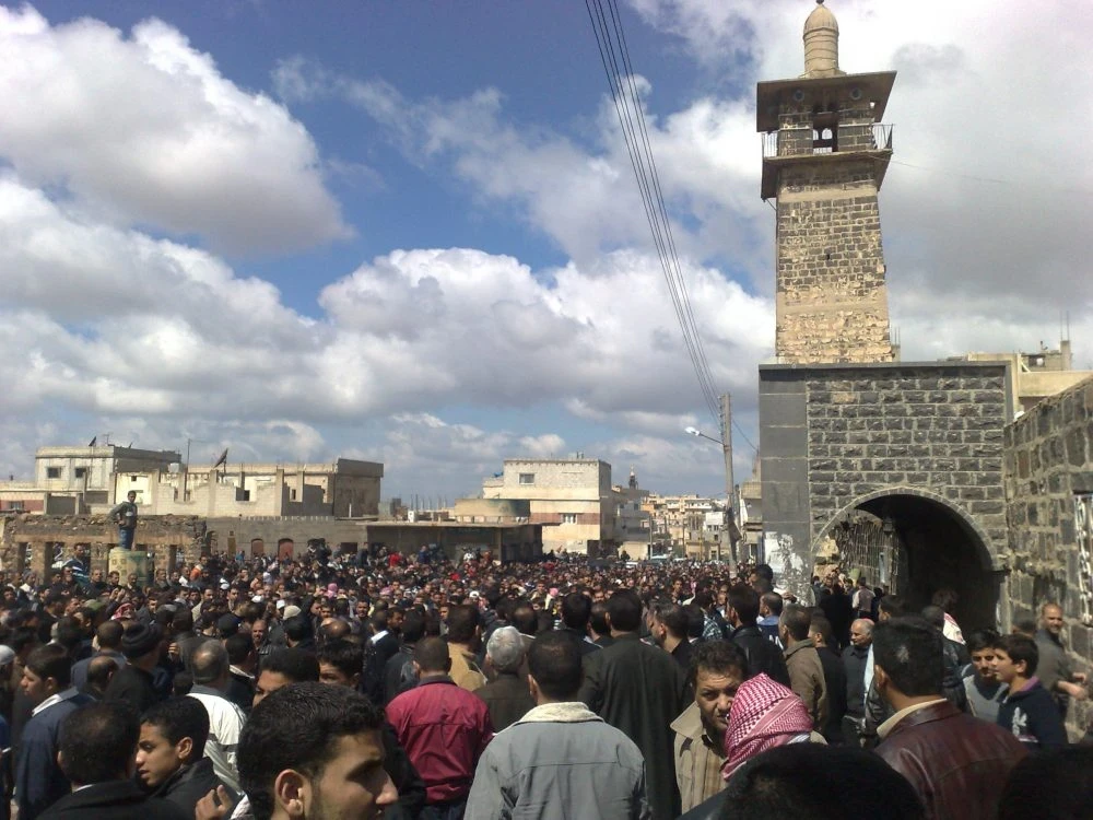 بالفيديو... توتر في ساحة المسجد العمري بدرعا البلد بعد طرد خالد المحاميد وتصاعد المواجهات