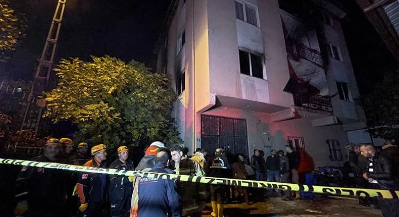 محامٍ تركي يشـ.ـ ـعل حـ.ـ ريقًا في منزل عائلة سورية بقونية بسبب خـ.ـ لاف مالي