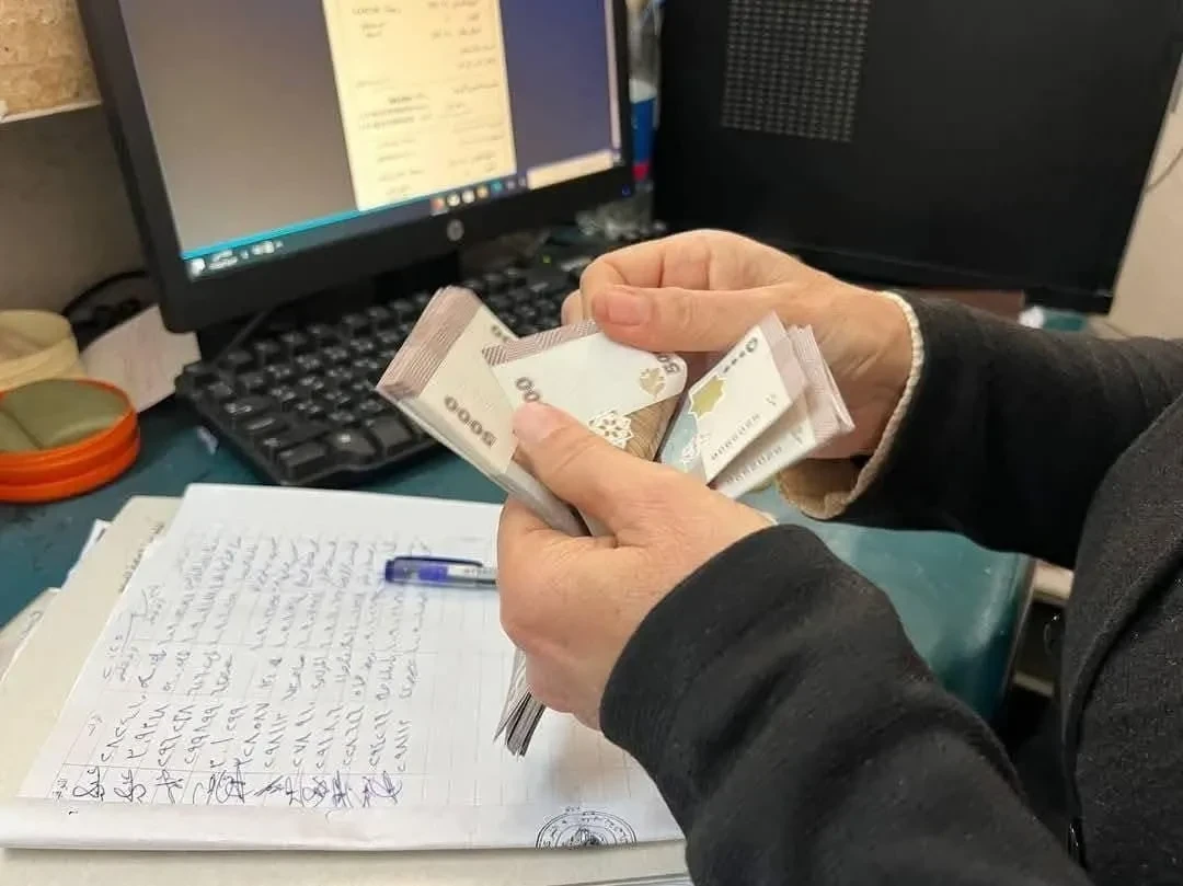 صرف دفعة مالية كبيرة تشمل معاشات ومنح لأكثر من 700 ألف متقاعد في سوريا