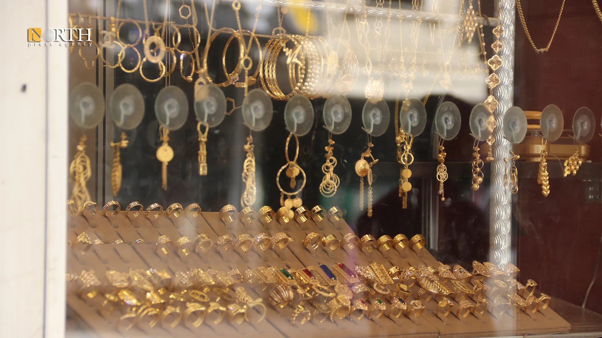 أسعار الذهب تعوض خسائرها وتواصل مكاسب قوية خلال 2025