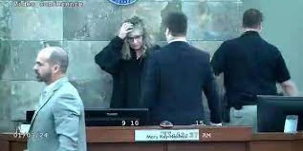 الحكم على مهاجم القاضية الأمريكية بعد فعلته الشنـيعة في فيديو الاعتـداء (فيديو)