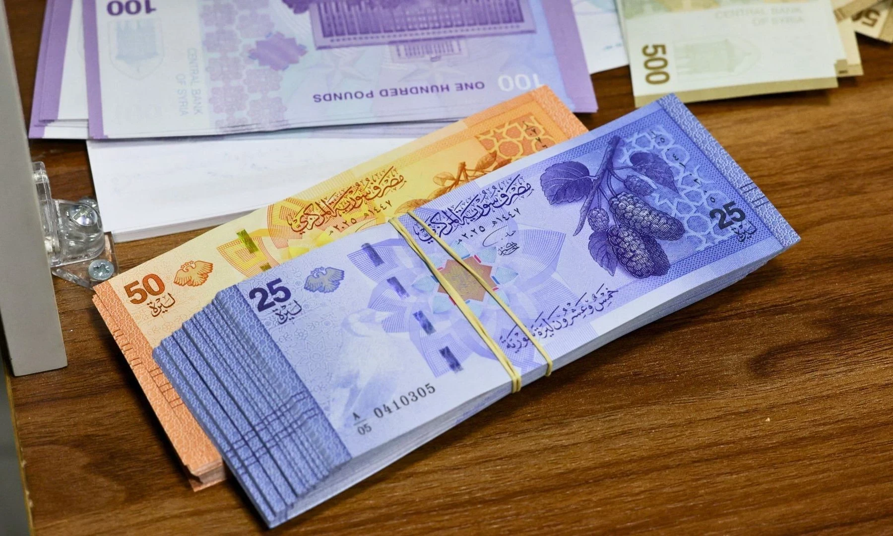 تحسّن نسبي في سعر الليرة السورية مع افتتاح تعاملات الأربعاء