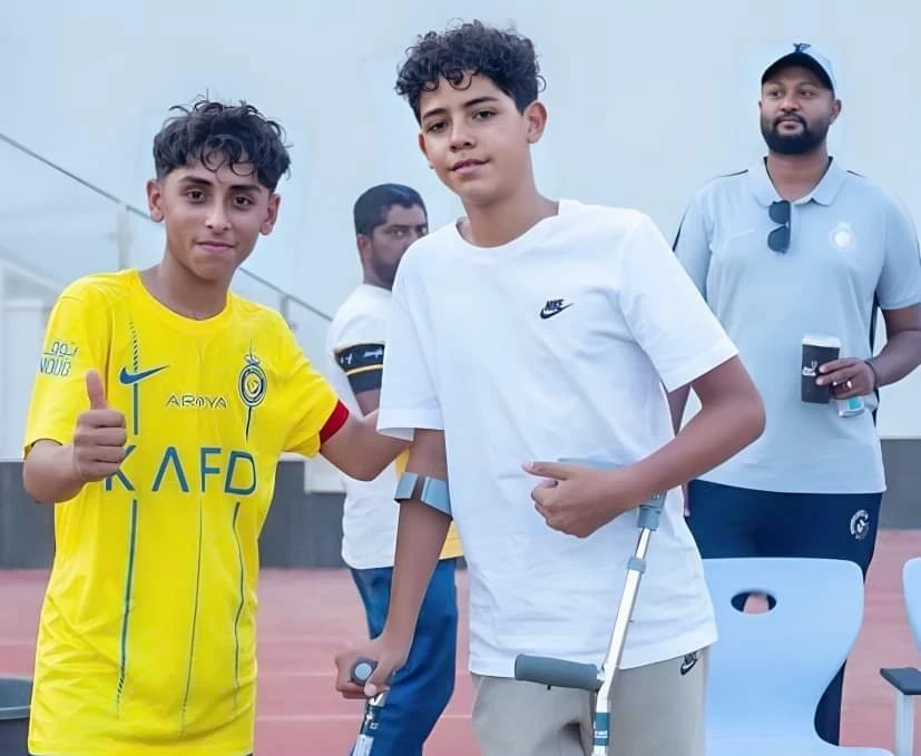 ابن كريستيانو رونالدو بالعكازات