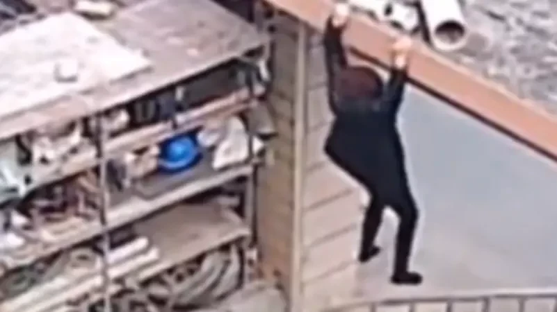 بالفيديو.. طفل ينقذ أمه من السقوط أرضاً في اللحظات الأخيرة