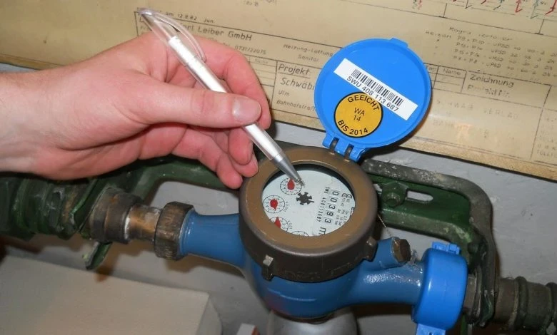 تدارس تطبيق الدفع الإلكتروني لفواتير المياه والاتصالات الأرضية اعتبارًا من العام المقبل