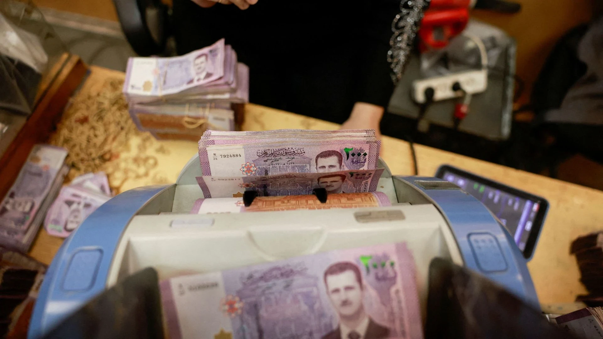 ثبات جزئي لليرة السورية مقابل الدولار في بداية تداولات الثلاثاء