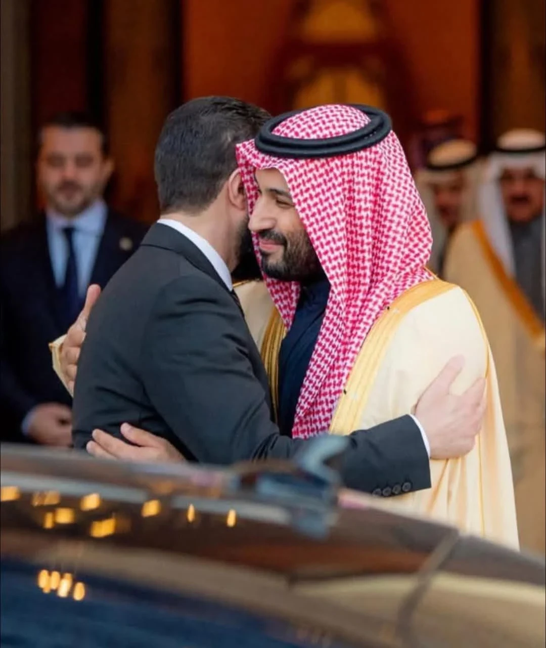 حازم الشرع يظهر لأول مرة في الوفد المرافق للرئيس السوري في زيارته للسعودية: تسـاؤلات حول منـصبه ودوره الدبلوماسي