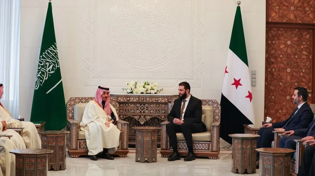 وزير الخارجية السعودي يثمن خطوات الإدارة السورية ويدعـو لرفـع العقـ.ـوبات