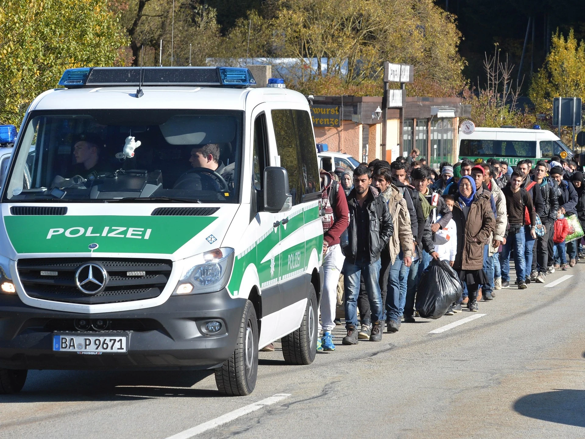 ألمانيا تناقش ترحيل لاجئين سوريين ضمن سياسة هجرة أكثر تشدداً