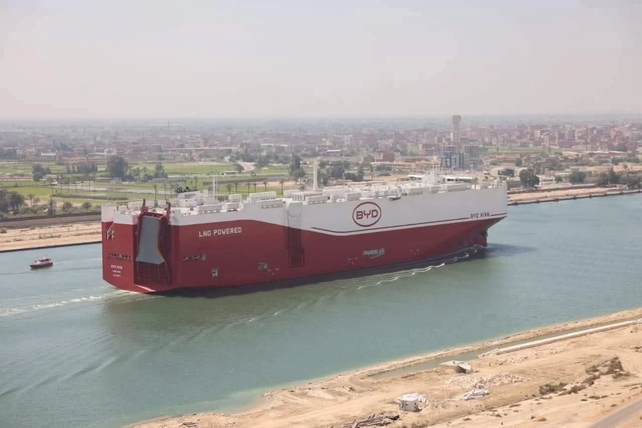 قناة السويس تستقبل إحدى أكبر حاملات السيارات في أولى رحلاتها البحرية