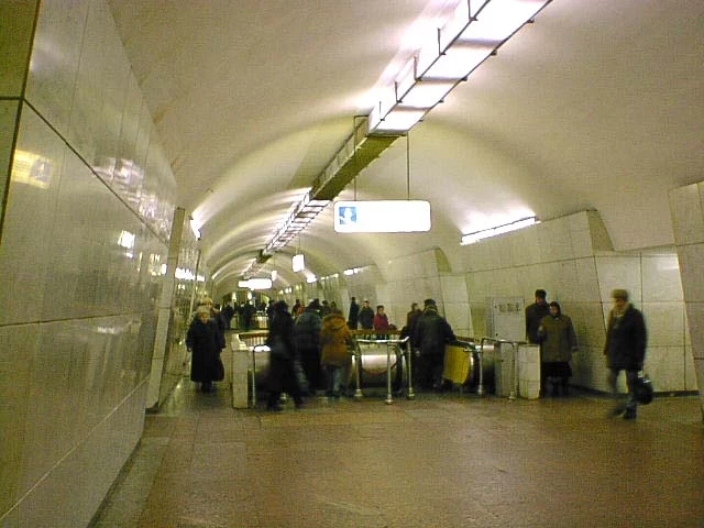 بالفيديو... مخـتل عقلي يدفـع شاب نحو عجلات المترو